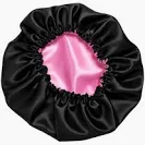 Touca de cetim preto com rosa para proteção capilar durante a noite